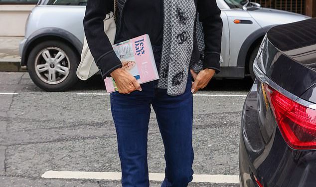 Tess Daly, 56, otkriva da se još uvijek uklapa u traperice iste veličine koje je nosila u svojim 20 -ima, unatoč tome što se nikad nije dijetila