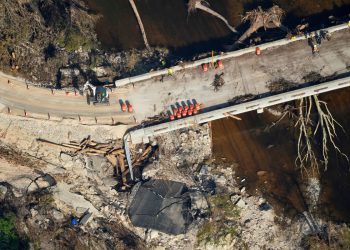 Texas Poplava najnovija ažuriranja: Broj smrtnih slučajeva nadmašuje 120 kao Trump i Melania na devastaciju obilaska “jednom u 200-godišnjem događaju”