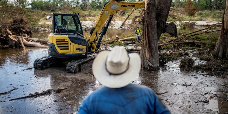 Texas poplavi broj smrtnih slučajeva porastao je na 129 dok su pretučene zajednice suočene s vikendom bljeskalice poplavnih rizika
