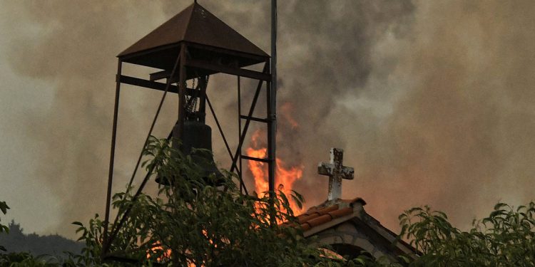 Tisuće evakuiranih dok su požari i dalje bijesni u Grčkoj i Albaniji