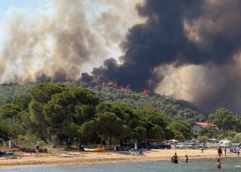 Tisuće evakuiranih kao masivni požar prolazi kroz grčki praznični otok Krete