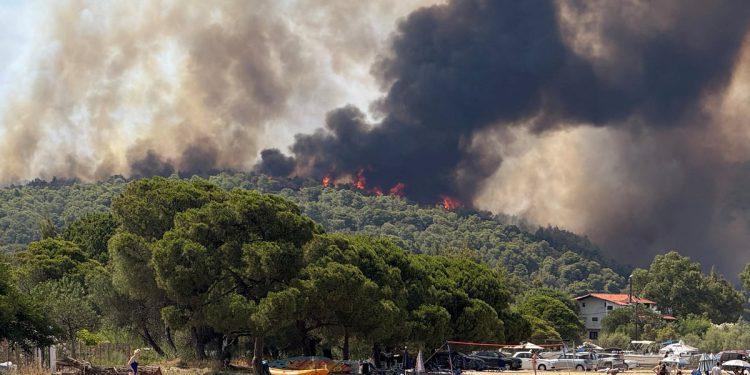 Tisuće evakuiranih kao masivni požar prolazi kroz grčki praznični otok Krete