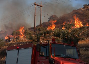 Tisuće turista i vlasnika kuća prisiljeni su evakuirati nakon što požar prođe kroz Kretu
