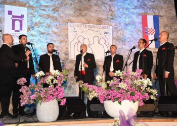 Tradicionalni “Susret klapa na Klisu” ponovno oduševio publiku pod zvjezdanim nebom
