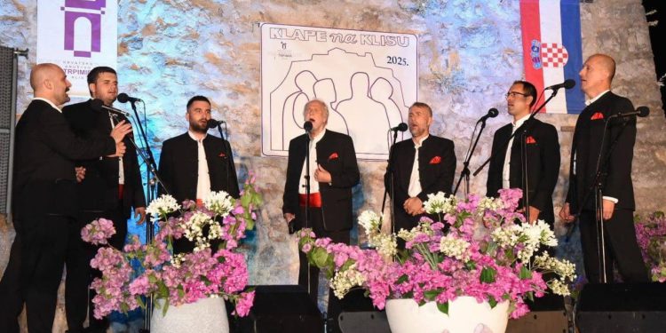 Tradicionalni “Susret klapa na Klisu” ponovno oduševio publiku pod zvjezdanim nebom