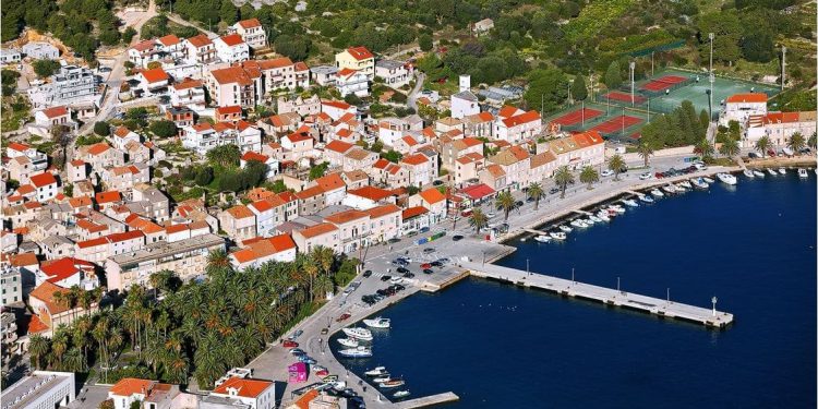 “Trag u beskraju” na Visu: Glazbom i dobrotom u čast Oliveru Dragojeviću