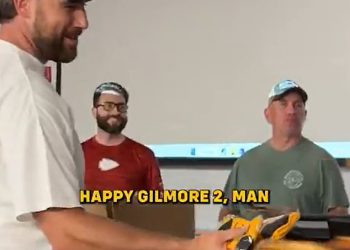 Travis Kelce domaćin je ekskluzivne projekcije “Happy Gilmore 2” za suigrače poglavara u kampu