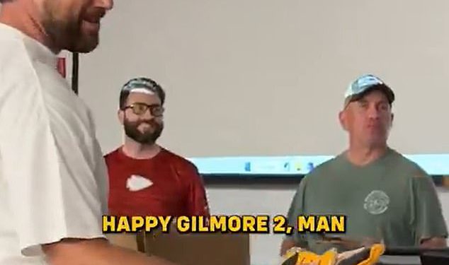 Travis Kelce domaćin je ekskluzivne projekcije “Happy Gilmore 2” za suigrače poglavara u kampu