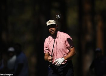 Travis Kelce udara navijača s Wayward Golf Shot-om dok je boozy krug s bratom Jason-om kaotičan skretanje na zvijezde turnir