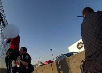 Trenutak NYPD policajac utrkuje da zgrabi ženu koja pokušava skočiti s mosta | Vijesti