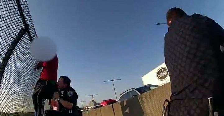 Trenutak NYPD policajac utrkuje da zgrabi ženu koja pokušava skočiti s mosta | Vijesti