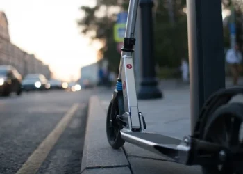 Tri nesreće, nijedna kazna: Električni romobili u Mostaru voze bez zakona, bez kontrole i bez sankcija