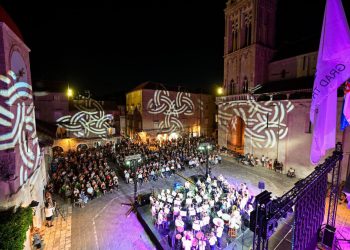 Trogir oduševio raznolikim programom u prvom srpanjskom tjednu – od “Povratka igri” i svečanog otvorenja Trogirskog ljeta do koncerta Simfonijskog koncerta HRT-a i ribarske fešte