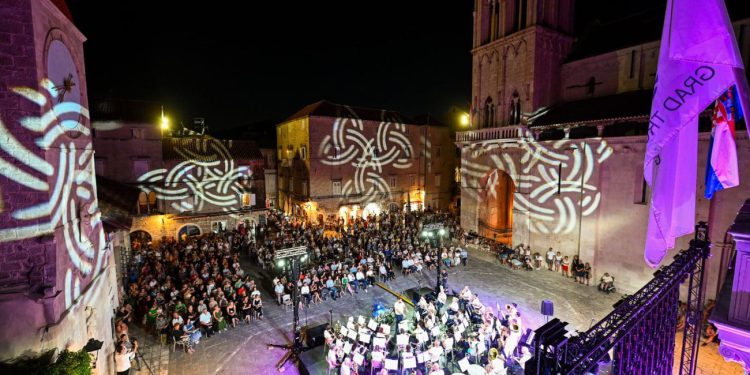 Trogir oduševio raznolikim programom u prvom srpanjskom tjednu – od “Povratka igri” i svečanog otvorenja Trogirskog ljeta do koncerta Simfonijskog koncerta HRT-a i ribarske fešte