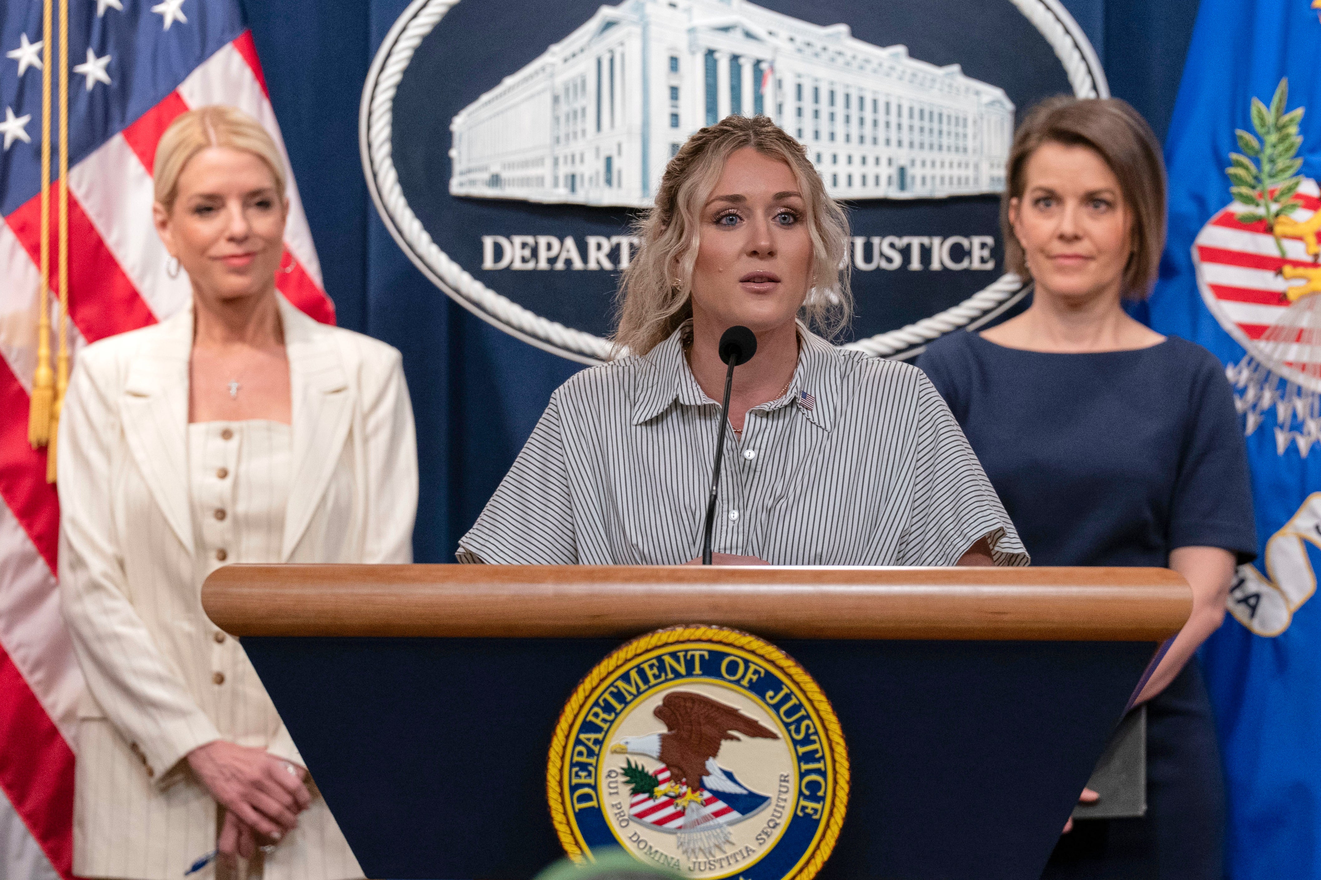 Riley Gaines podržao je predsjednika nad vlastitim šefom, unatoč tome što je Trumpa eksplodirao dan ranije jer je svoje pristaše nazvao 