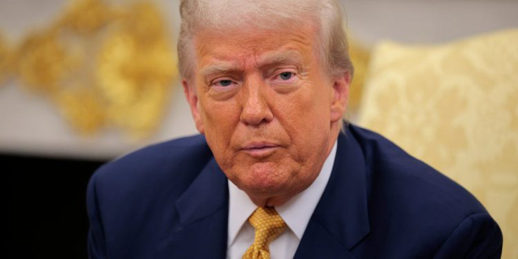 Trump bjesni zbog novootkrivenih fotografija za vjenčanje Epsteina i Victoria’s Secret Modne show snimke: Ažuriranja uživo