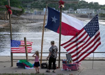 Trump da obilazi poplavu u petak dok se bori s dubokim crvenim Teksasom