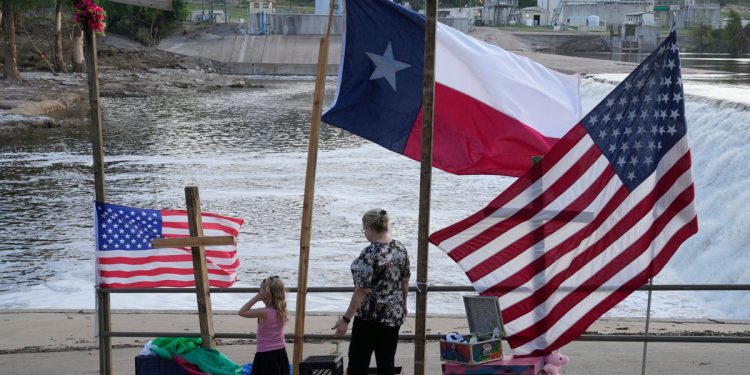 Trump da obilazi poplavu u petak dok se bori s dubokim crvenim Teksasom