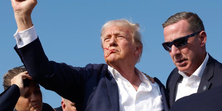 Trump je bio toliko krvav nakon pokušaja atentata da je osoblje mislilo da je upucan više puta, tvrdi Book