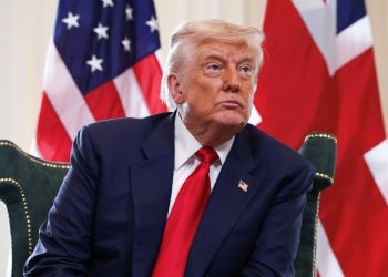 Trump kaže da su demokrati možda “stavili stvari u” Epstein datoteke i tvrdi da su odbijeni otok pozivnicu: ažuriranja uživo