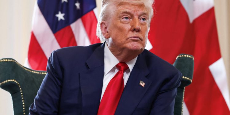 Trump kaže da su demokrati možda “stavili stvari u” Epstein datoteke i tvrdi da su odbijeni otok pozivnicu: ažuriranja uživo