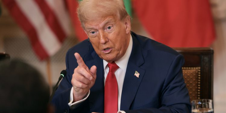 Trump nam reklamira oružje afričkim čelnicima – RT Afrika