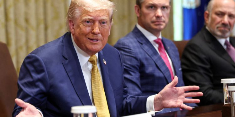 Trump postavlja pitanje zašto ljudi govore o “puzanju” Epstein – unatoč njegovom pritisku da objavi datoteke