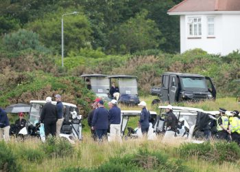 Trump praćen ‘oklopnim’ golf kolica (fotografije) – RT World News