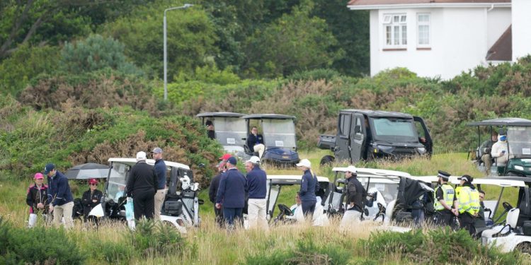 Trump praćen ‘oklopnim’ golf kolica (fotografije) – RT World News