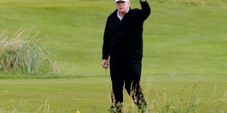 Trump se istovari u kasnim noćima koje prijete da će procesuirati vijesti, Beyonce, Oprah i Kamala Harris