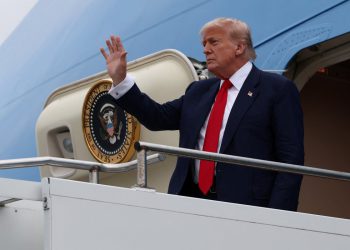 Trump sleti u Škotsku kako bi posjetio svoja golf odmarališta uoči Starmer razgovora