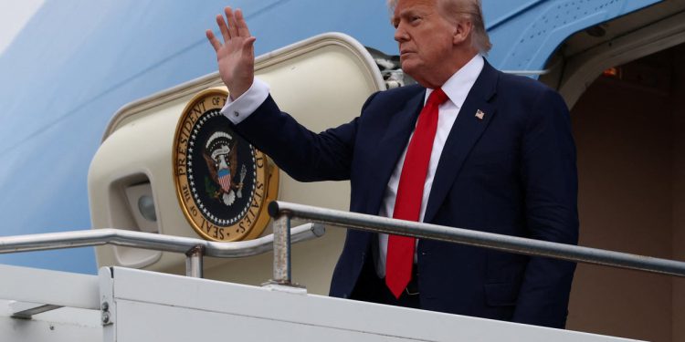 Trump sleti u Škotsku kako bi posjetio svoja golf odmarališta uoči Starmer razgovora