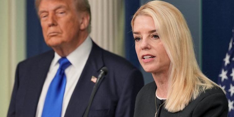 Trump traži od Pam Bondi da objavi određene dosjee na Epstein: ‘Objedžuje odobrenje suda’