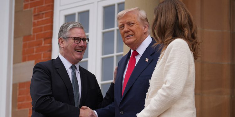 Trump u Škotskoj hvali Starmerovo imigracijsko stajalište kao “fantastičnu stvar”