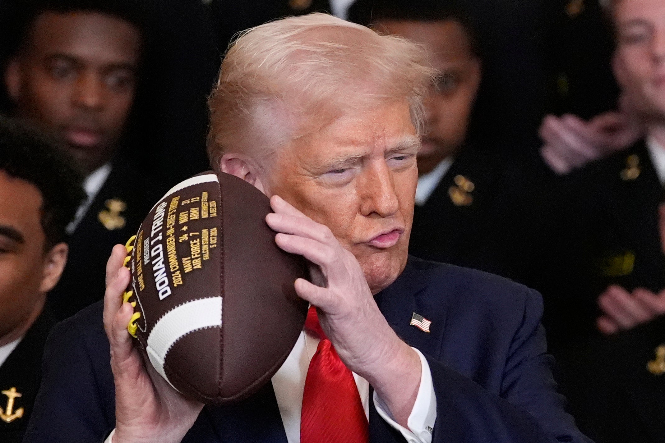 Predsjednik Donald Trump pozvao je zapovjednike Washingtona i Cleveland Guardians da se vrate na svoja originalna imena - Redskins i Indijanci - tijekom nedavne istine Social Rant