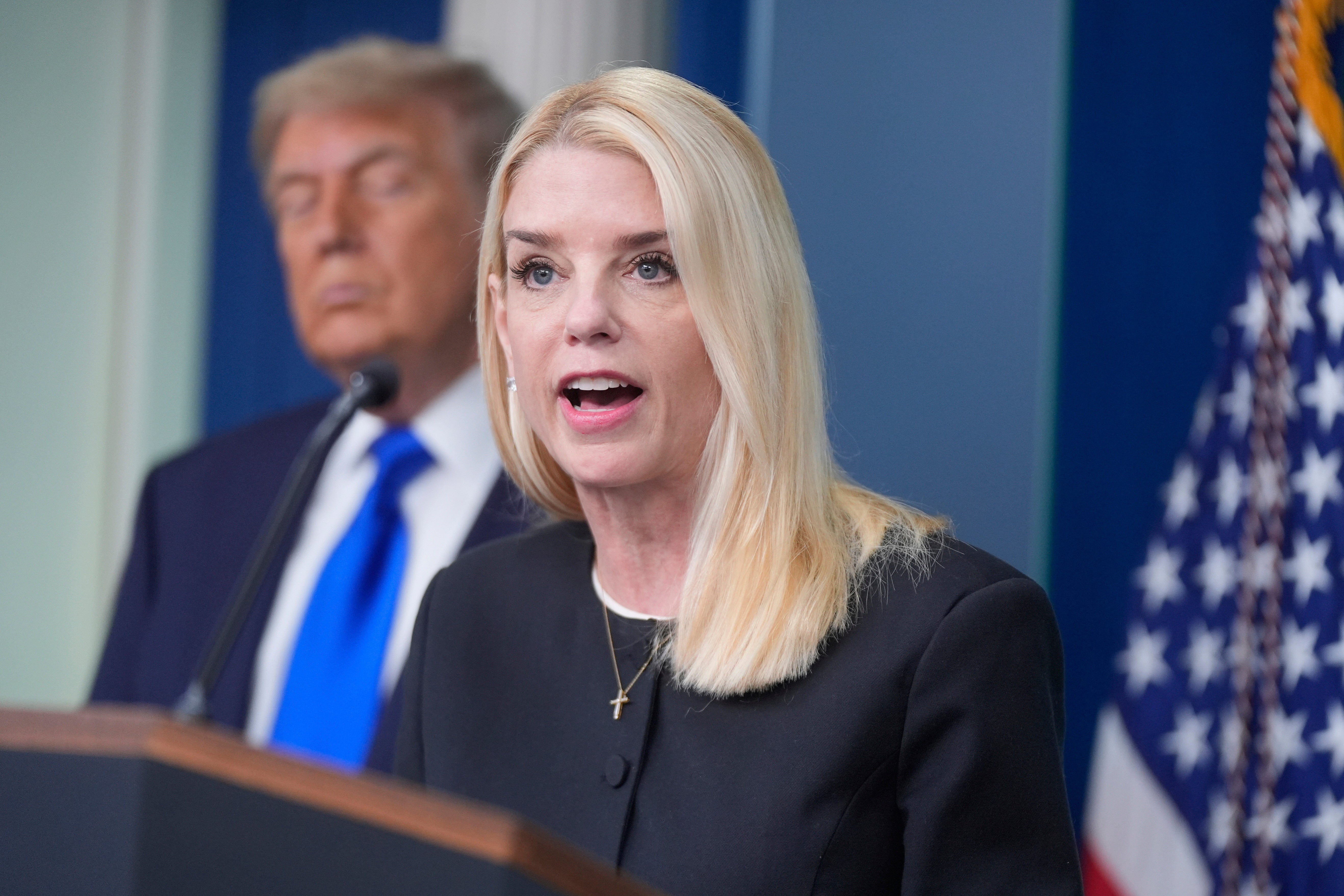 Bondi se suočio s rastućom plimom kritika iz Trumpove maga baze nakon prošlotjednog doj i FBI memora