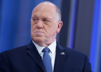 Trumpov granični car Tom Homan vraća se u Heckler tijekom vatrenog govora