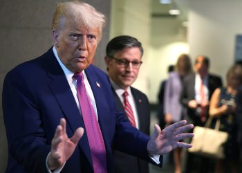 Trumpov “veliki, lijepi račun” prijetio je republikanci u kući nakon što maratonski glas prođe smanjenje dobrobiti