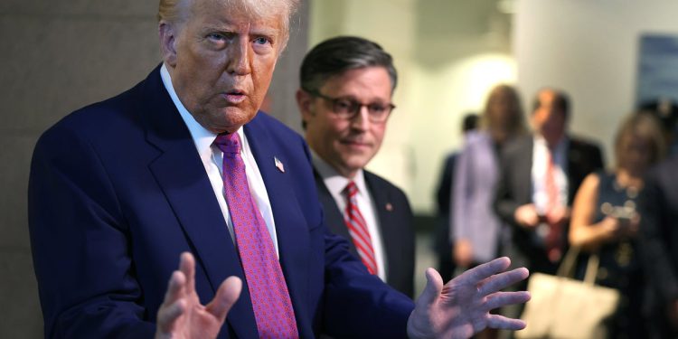 Trumpov “veliki, lijepi račun” prijetio je republikanci u kući nakon što maratonski glas prođe smanjenje dobrobiti