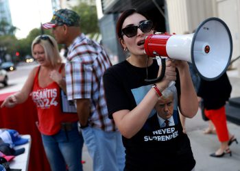 Tucker Carlson uspoređuje Laura Loomer s ‘dijete koje drži napunjeno vatreno oružje zvano Twitter’