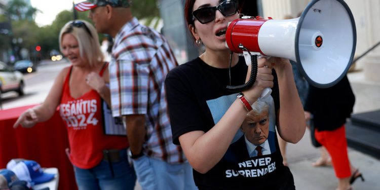 Tucker Carlson uspoređuje Laura Loomer s ‘dijete koje drži napunjeno vatreno oružje zvano Twitter’