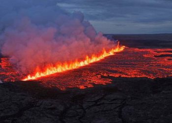 Turisti su evakuirani dok se izbija islandski vulkan otvarajući 1 km dugu pukotinu
