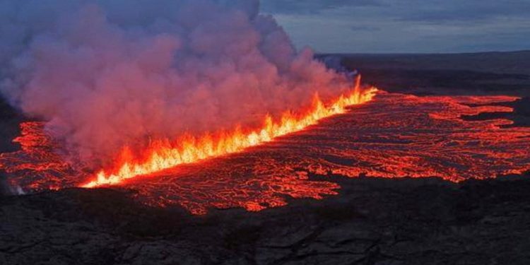 Turisti su evakuirani dok se izbija islandski vulkan otvarajući 1 km dugu pukotinu