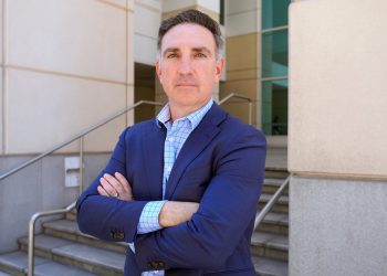 Tužitelj koji je postupao s visokim slučajevima nereda kapitola tuži vladu zbog njegovog pucanja