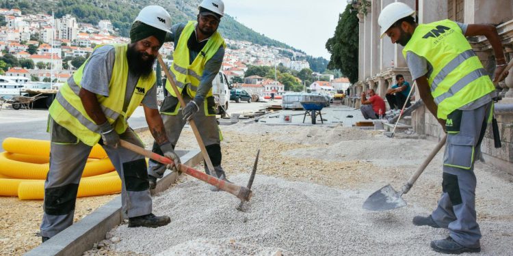 U Hrvatskoj trenutno radi skoro 100 tisuća stranaca, evo koliko ih je na jugu države