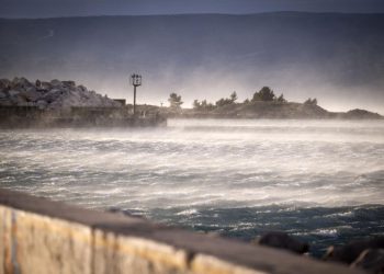 U Kanici kod Rogoznice šokantan prizor nakon nevremena. Mještani očajni, turisti se žale, neki i odlaze