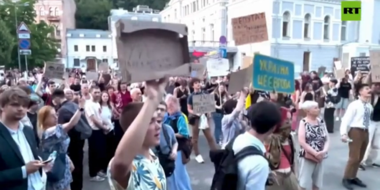 U Kijevu (video)-RT Rusiji i bivšem Sovjetskom Saveza