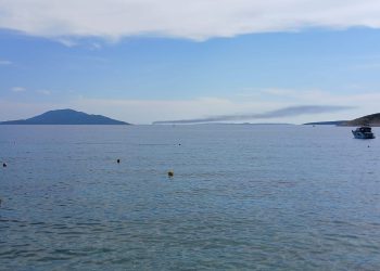 U Kvarneru se zapalio turistički katamaran, dvoje ljudi spašeno