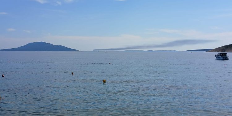 U Kvarneru se zapalio turistički katamaran, dvoje ljudi spašeno