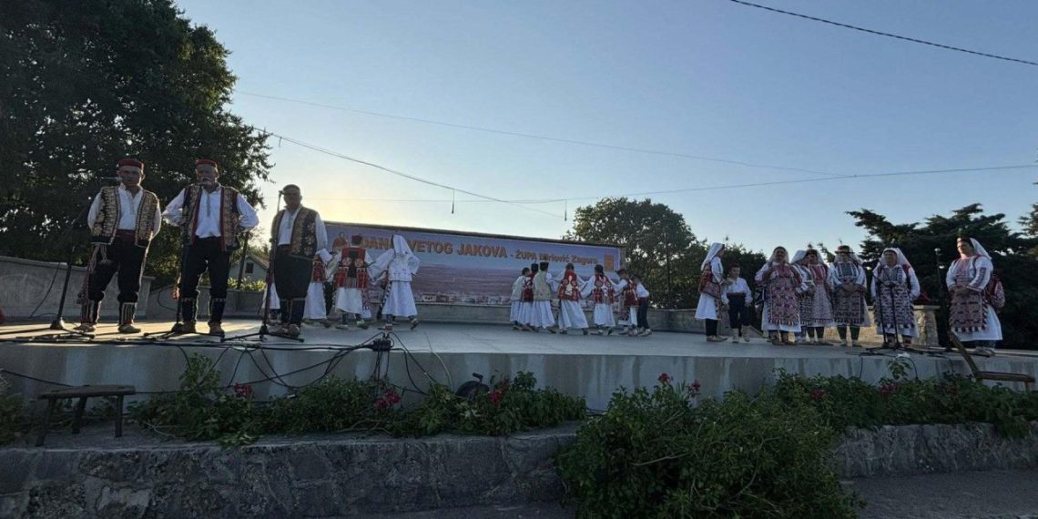 U Mirlović zagori održana je 24. večer folklora. Uz domaćine Zvona Zagore, nastupili su brojni KUD-ovi i Duško Lokin